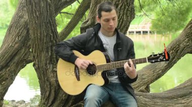 Parkta gitar çalmak