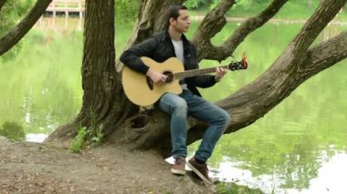 Parkta gitar çalmak