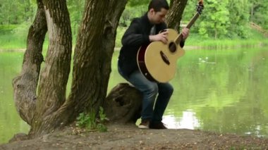 Parkta gitar çalmak