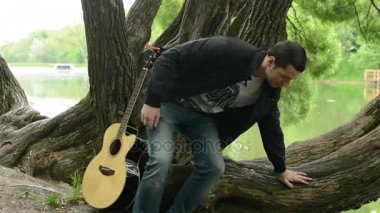 Parkta gitar çalmak