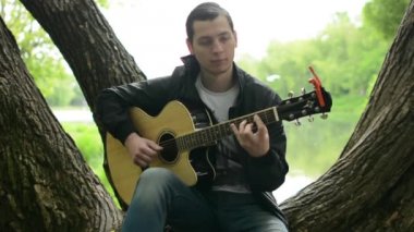 Parkta gitar çalmak