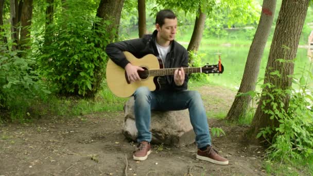 Tocar la guitarra en el Parque — Vídeo de stock