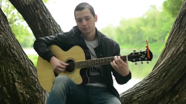 Gra na gitarze w parku — Wideo stockowe