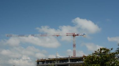Teknik İnşaat sitesinde çalışır