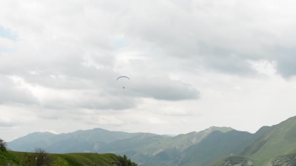 Paragliding over the mountains — Stock Video