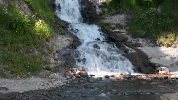 Sul fiume di montagna — Video Stock