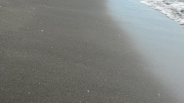 Kumsalda yürüyen kız.