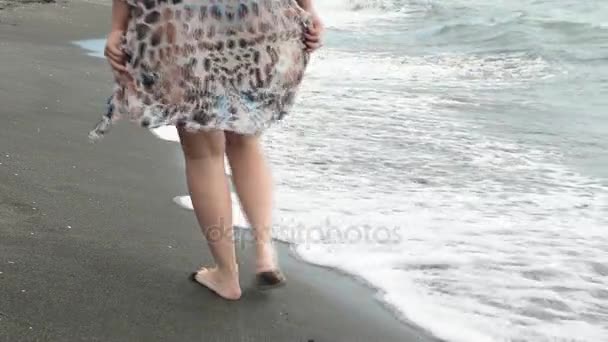 Chica caminando en la playa — Vídeos de Stock