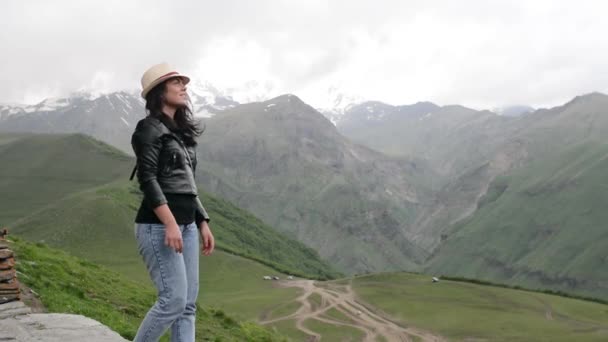 Girl admires mountains, vacation in mountains — Stock Video