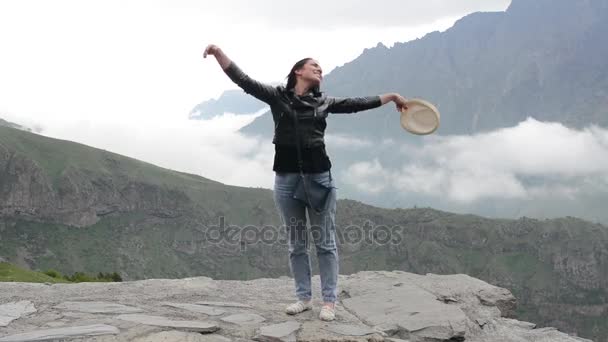 女孩很欣赏山，在山中度假 — 图库视频影像