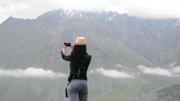 Chica admira montañas, vacaciones en montañas — Vídeo de stock