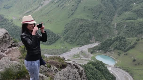 Menina admira montanhas, férias em montanhas — Vídeo de Stock