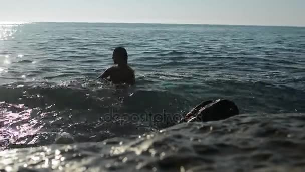 Дівчина плаває в морі — стокове відео