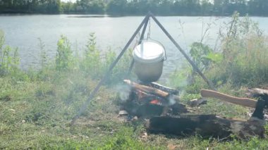 Ateşle durdurmak sırasında doğa üzerinde yürüyen mangal. Turizm gıda ormanda piknik için. İçinde belgili tanımlık vahşi hiking.