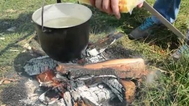 Ateşle durdurmak sırasında doğa üzerinde yürüyen mangal. Turizm gıda ormanda piknik için. İçinde belgili tanımlık vahşi hiking.
