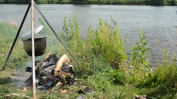 Brazier Marcia Con Fuoco Durante Una Sosta Sulla Natura Cibo — Video Stock