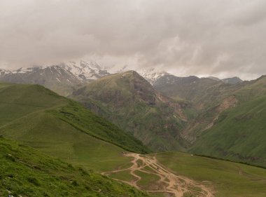 Stepantsminda şehir Gürcistan'daki Mount Kazbek manzara. Uyuyan bir değişken bir Stratovolkan ve Kafkasya büyük dağlar biridir.