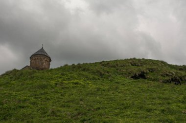 Stepantsminda şehir Gürcistan'daki Mount Kazbek manzara. Uyuyan bir değişken bir Stratovolkan ve Kafkasya büyük dağlar biridir.