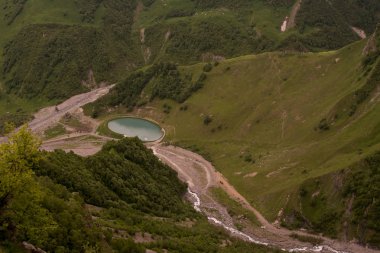 Beyaz dağlar. Gürcistan. Svaneti. Yol hiking