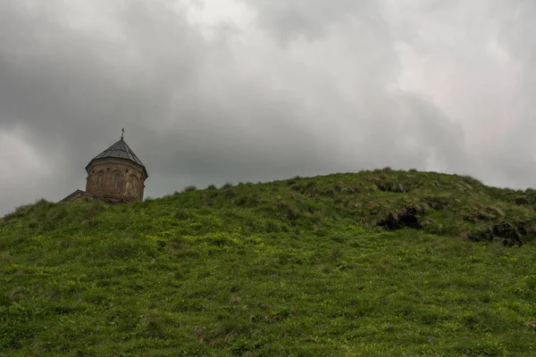 Stepantsminda şehir Gürcistan'daki Mount Kazbek manzara. Uyuyan bir değişken bir Stratovolkan ve Kafkasya büyük dağlar biridir.