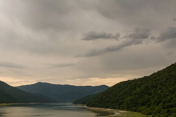 Beyaz dağlar. Gürcistan. Svaneti. Yol hiking