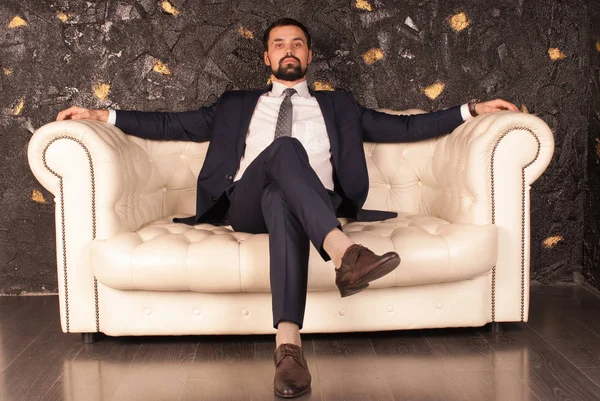 Yakışıklı delikanlı smokin kameraya bakıyor. Moda giyim. Giyim şenlikli akşam için. Akşam smokin. Moda bakmak