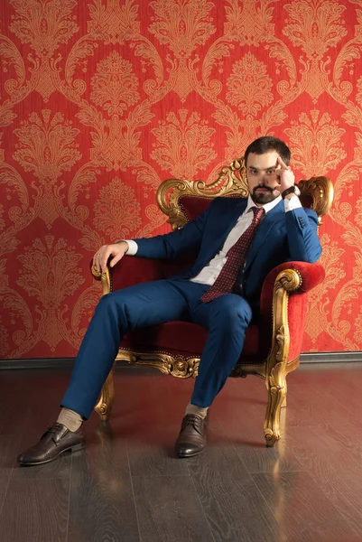 Elegancia y estilo. Retrato de un joven guapo con esmoquin y corbata roja . —  Fotos de Stock