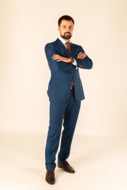 Zarafet ve stil. Smokin ve kırmızı kravat takan yakışıklı genç adam portresi.