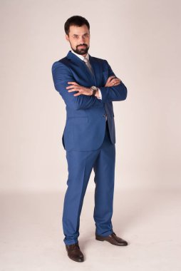 Zarafet ve stil. Smokin ve kırmızı kravat takan yakışıklı genç adam portresi.