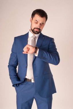 Zarafet ve stil. Smokin ve kırmızı kravat takan yakışıklı genç adam portresi.