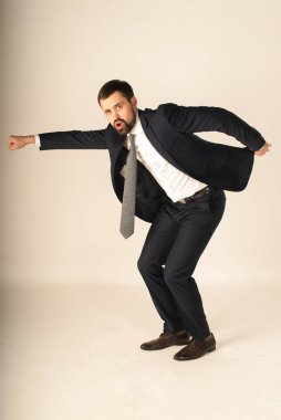 Zarafet ve stil. Smokin ve kırmızı kravat takan yakışıklı genç adam portresi.