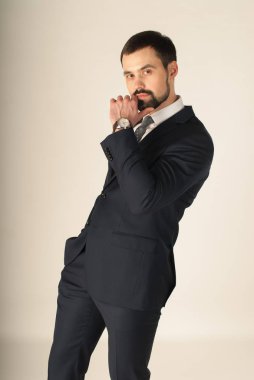 Zarafet ve stil. Smokin ve kırmızı kravat takan yakışıklı genç adam portresi.