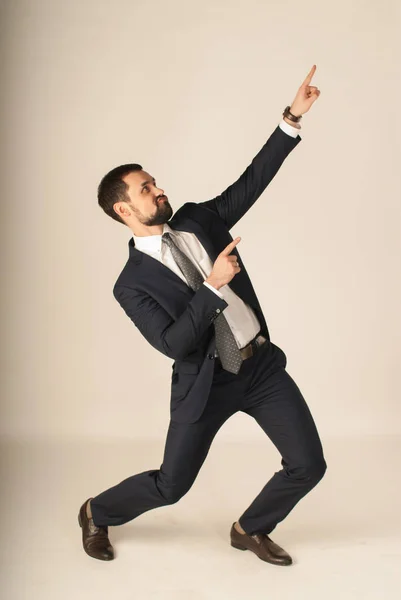 Zarafet ve stil. Smokin ve kırmızı kravat takan yakışıklı genç adam portresi.