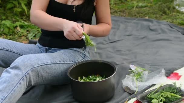 Młoda kobieta krojenie warzyw w kuchni na świeże sałatki — Wideo stockowe