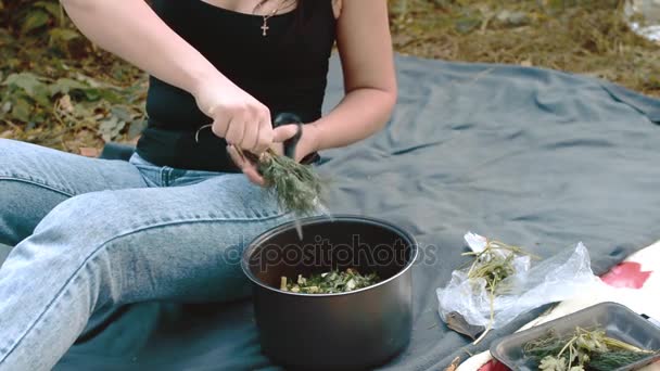 Młoda kobieta krojenie warzyw w kuchni na świeże sałatki — Wideo stockowe