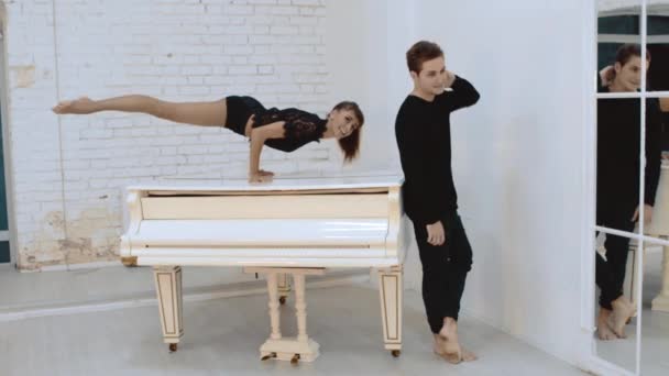 Ginastas do sexo feminino e masculino aquecendo ao piano — Vídeo de Stock