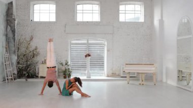 Adam dans jimnastik dans dans salonunda kızla