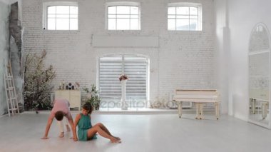 Adam dans jimnastik dans dans salonunda kızla