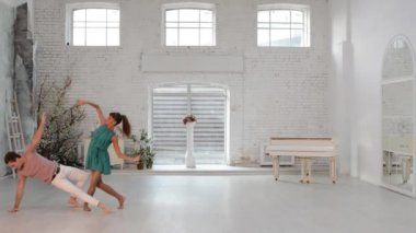 Adam dans jimnastik dans dans salonunda kızla