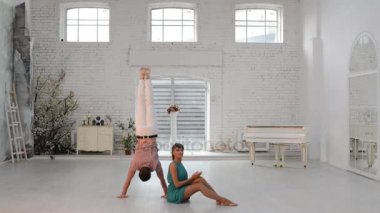 Adam dans jimnastik dans dans salonunda kızla