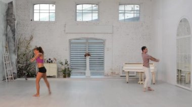 Adam dans jimnastik dans dans salonunda kızla