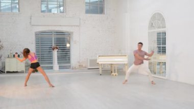 Adam dans jimnastik dans dans salonunda kızla