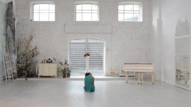 Adam dans jimnastik dans dans salonunda kızla