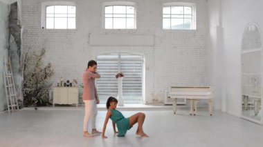 Adam dans jimnastik dans dans salonunda kızla