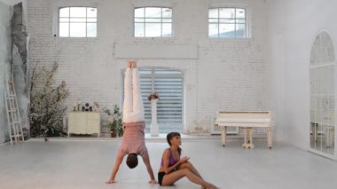 Adam dans jimnastik dans dans salonunda kızla