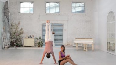 Adam dans jimnastik dans dans salonunda kızla