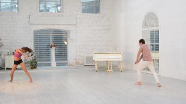 Adam dans jimnastik dans dans salonunda kızla