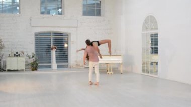 Adam dans jimnastik dans dans salonunda kızla