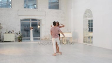Adam dans jimnastik dans dans salonunda kızla