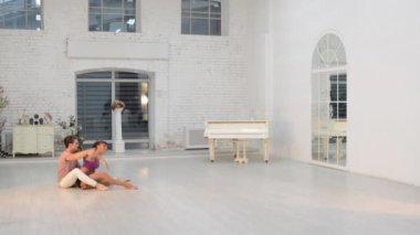 Adam dans jimnastik dans dans salonunda kızla